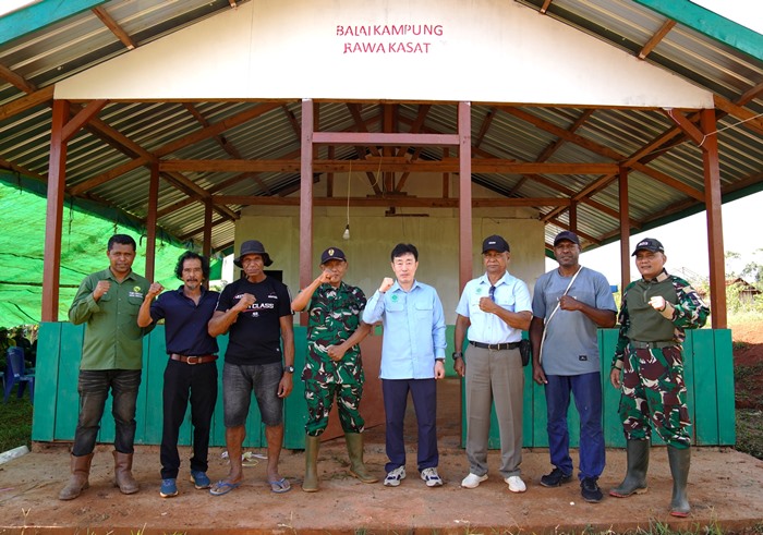 Foto bersama di depan Balai Kampung Rawa Kasat, Distrik Ulilin, Kabupaten Merauke – Surya Papua/IST