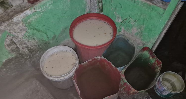 Cairan yang telah difermentasi untuk siap diproduksi menjadi sopi – Surya Papua/IST