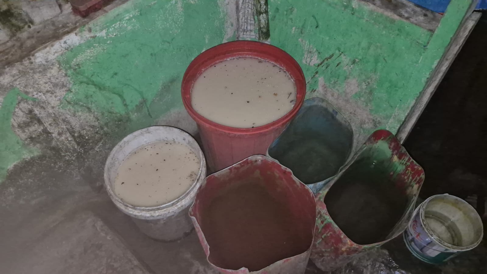 Cairan yang telah difermentasi untuk siap diproduksi menjadi sopi – Surya Papua/IST