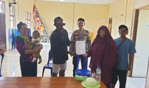 Proses mediasi yang dilakukan Bhabinkamtibmas Kampung Muramsari terkait kasus intip – Surya Papua/IST