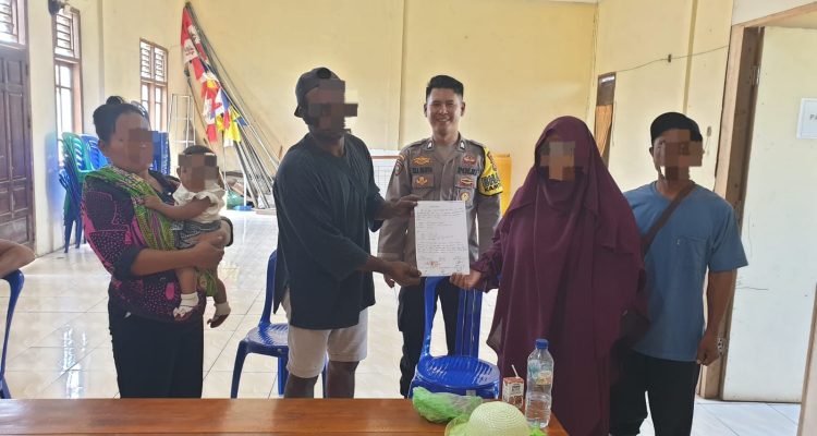 Proses mediasi yang dilakukan Bhabinkamtibmas Kampung Muramsari terkait kasus intip – Surya Papua/IST