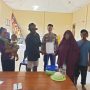 Proses mediasi yang dilakukan Bhabinkamtibmas Kampung Muramsari terkait kasus intip – Surya Papua/IST