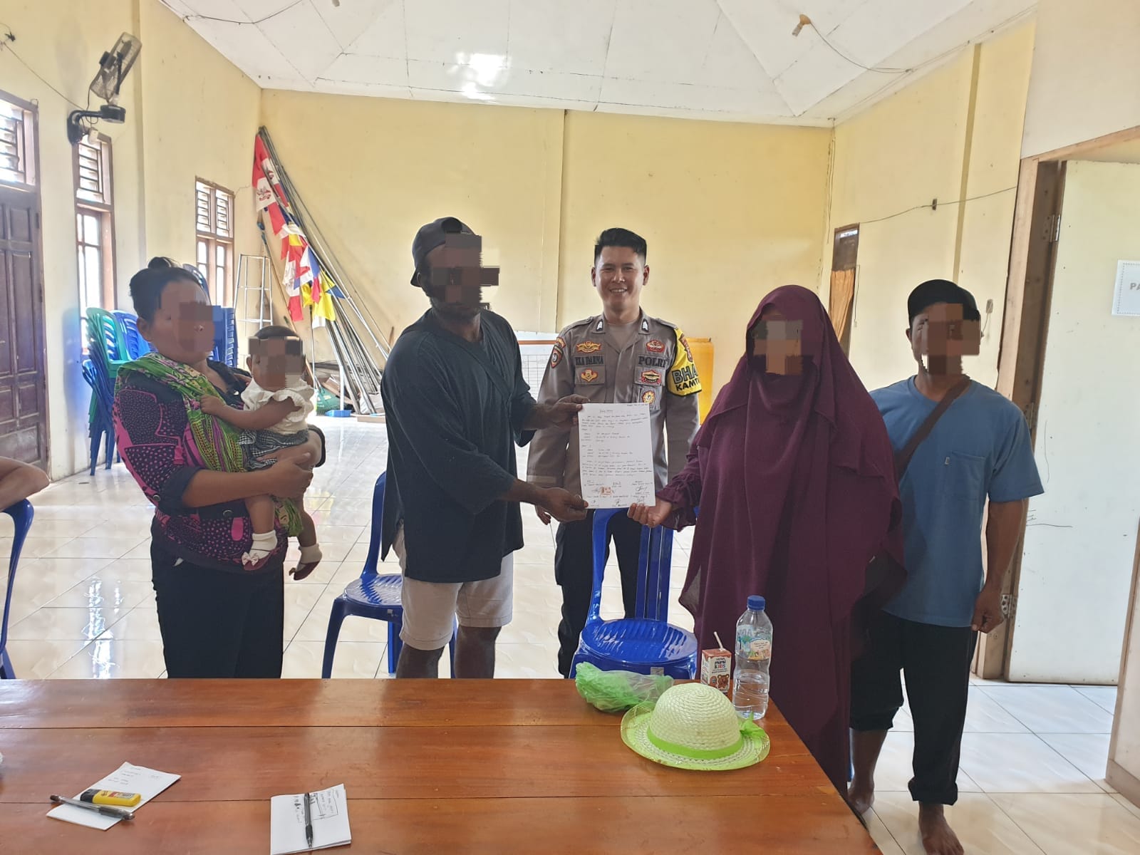 Proses mediasi yang dilakukan Bhabinkamtibmas Kampung Muramsari terkait kasus intip – Surya Papua/IST