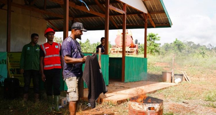 Sosialisasi tentang dampak kebakaran kepada masyarakat di Kampung Rawat Sari – Surya Papua/IST