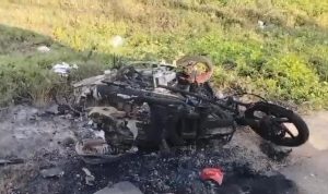 dibakar 2 Dua unit sepeda motor milik warga Kelurahan Maro yang dibakar – Surya Papua/IST
