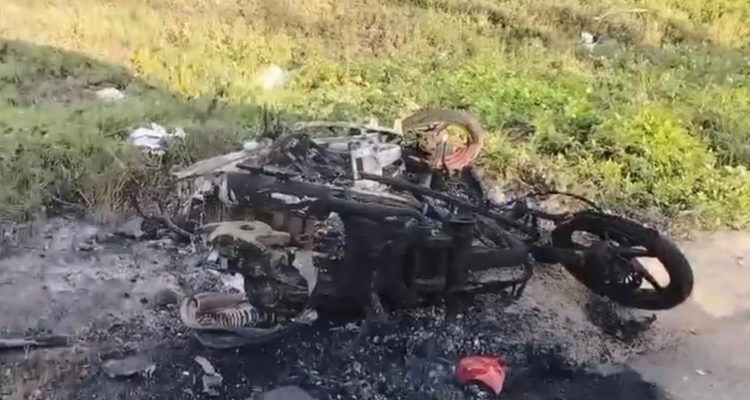Dua unit sepeda motor milik warga Kelurahan Maro yang dibakar – Surya Papua/IST