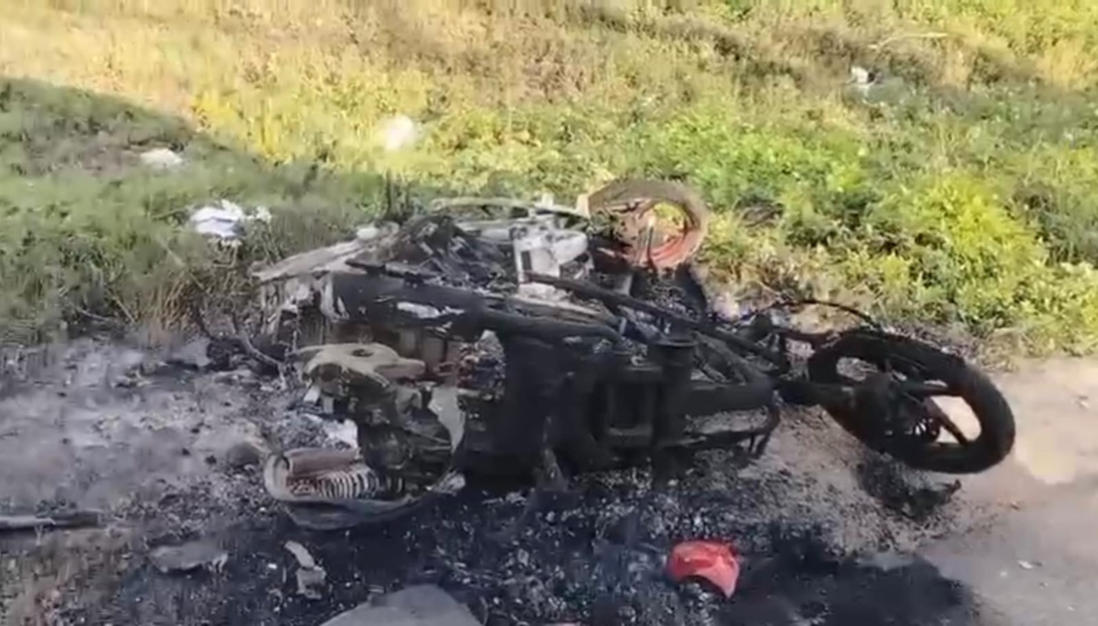 Dua unit sepeda motor milik warga Kelurahan Maro yang dibakar – Surya Papua/IST