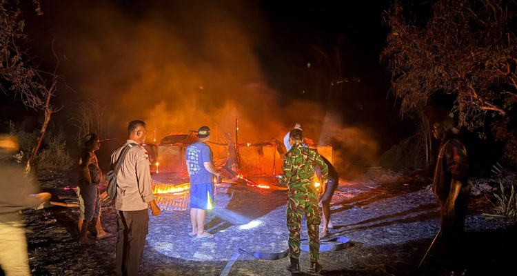 Kebakaran rumah milik salah seorang warga di Kampung Sarsang, Kabupaten Merauke – Surya Papua/IST