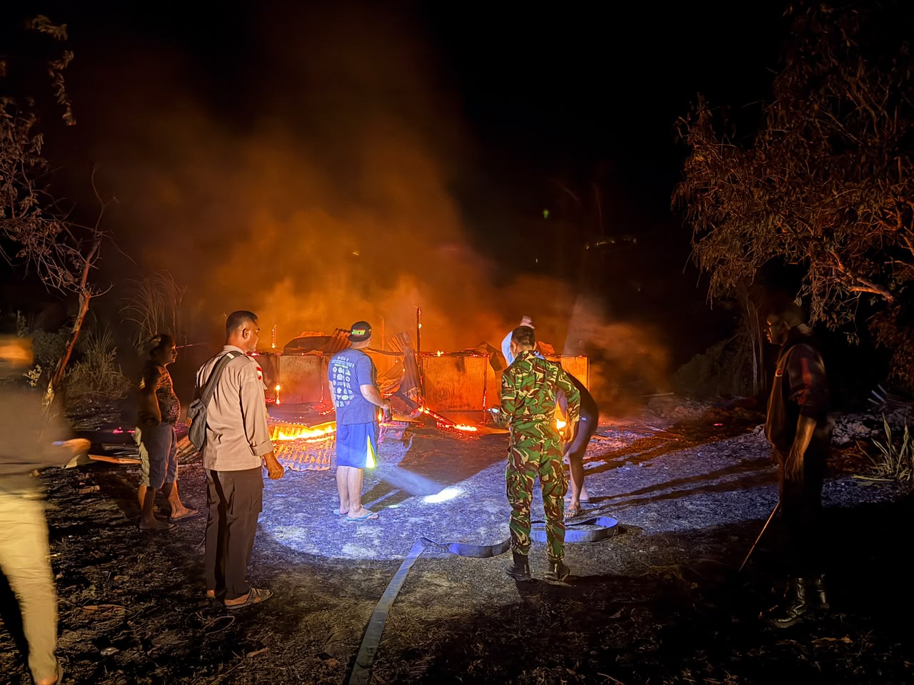 Kebakaran rumah milik salah seorang warga di Kampung Sarsang, Kabupaten Merauke – Surya Papua/IST
