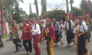 Pengurus, panitia dan peserta Kongres Nasional PMKRI yang diterima secara adat oleh masyarakat Ruteng, Kabupaten Manggarai – Surya Papua/IST