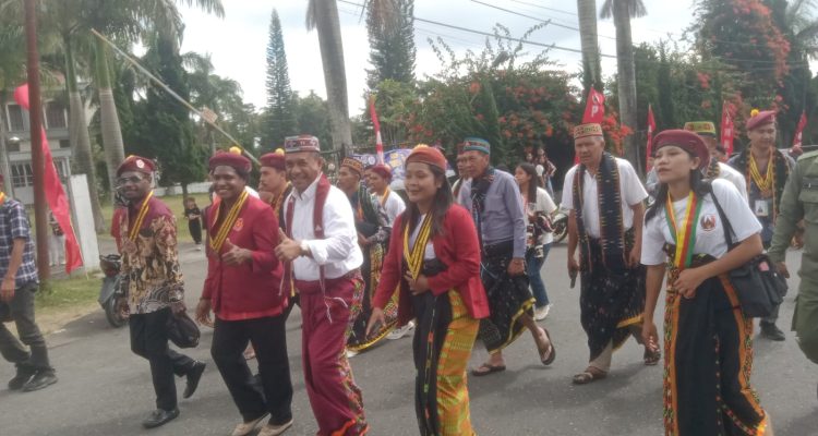 Pengurus, panitia dan peserta Kongres Nasional PMKRI yang diterima secara adat oleh masyarakat Ruteng, Kabupaten Manggarai – Surya Papua/IST
