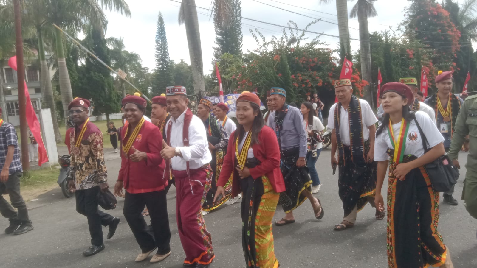 Pengurus, panitia dan peserta Kongres Nasional PMKRI yang diterima secara adat oleh masyarakat Ruteng, Kabupaten Manggarai – Surya Papua/IST