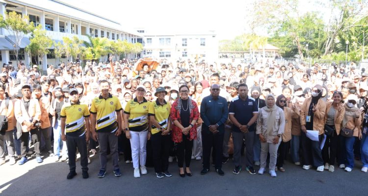 Foto bersama mahasiswa-mahasiswi Unmus yang melakukan KKN di ratusan kampung – Surya Papua/IST