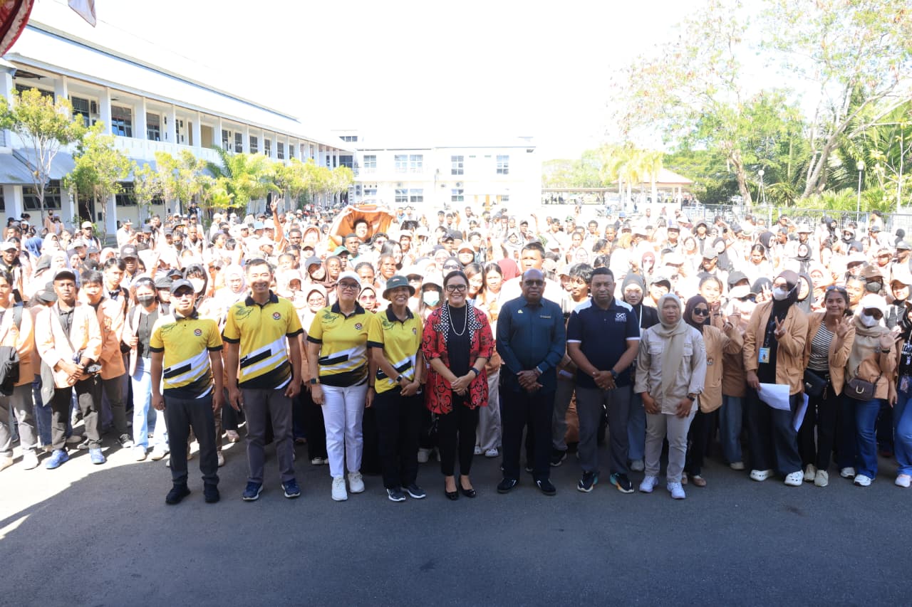 Foto bersama mahasiswa-mahasiswi Unmus yang melakukan KKN di ratusan kampung – Surya Papua/IST