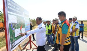 mulus 3 Gubernur Papua Selatan, Apolo Safanpo menunjuk peta lokasi jalan yang dikerjakan di sejumlah kampung di Distrik Kurik – Surya Papua/IST