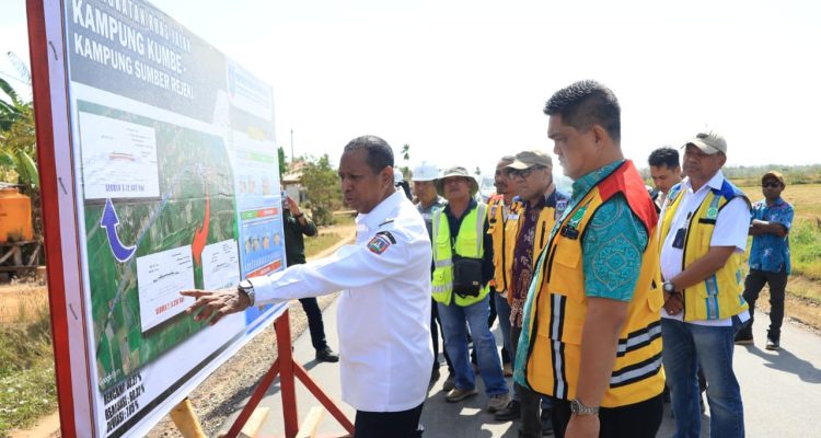 Gubernur Papua Selatan, Apolo Safanpo menunjuk peta lokasi jalan yang dikerjakan di sejumlah kampung di Distrik Kurik – Surya Papua/IST
