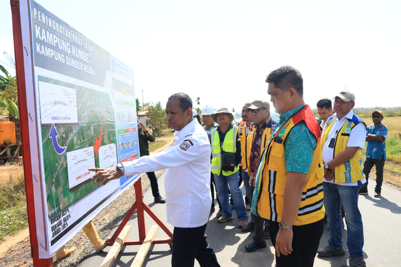 Gubernur Papua Selatan, Apolo Safanpo menunjuk peta lokasi jalan yang dikerjakan di sejumlah kampung di Distrik Kurik – Surya Papua/IST