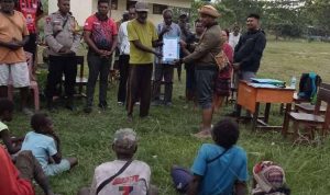 Kadis Pendidikan dan Kebudayaan Kabupaten Merauke, Romanus Kande Kahol saat menyerahkan ijazah kepada anak-anak – Surya Papua/IST