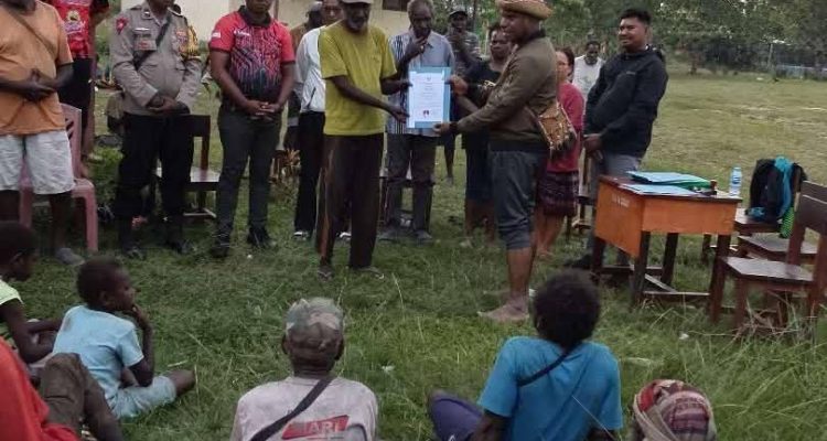 Kadis Pendidikan dan Kebudayaan Kabupaten Merauke, Romanus Kande Kahol saat menyerahkan ijazah kepada anak-anak – Surya Papua/IST