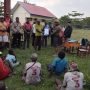 Kadis Pendidikan dan Kebudayaan Kabupaten Merauke, Romanus Kande Kahol saat menyerahkan ijazah kepada anak-anak – Surya Papua/IST
