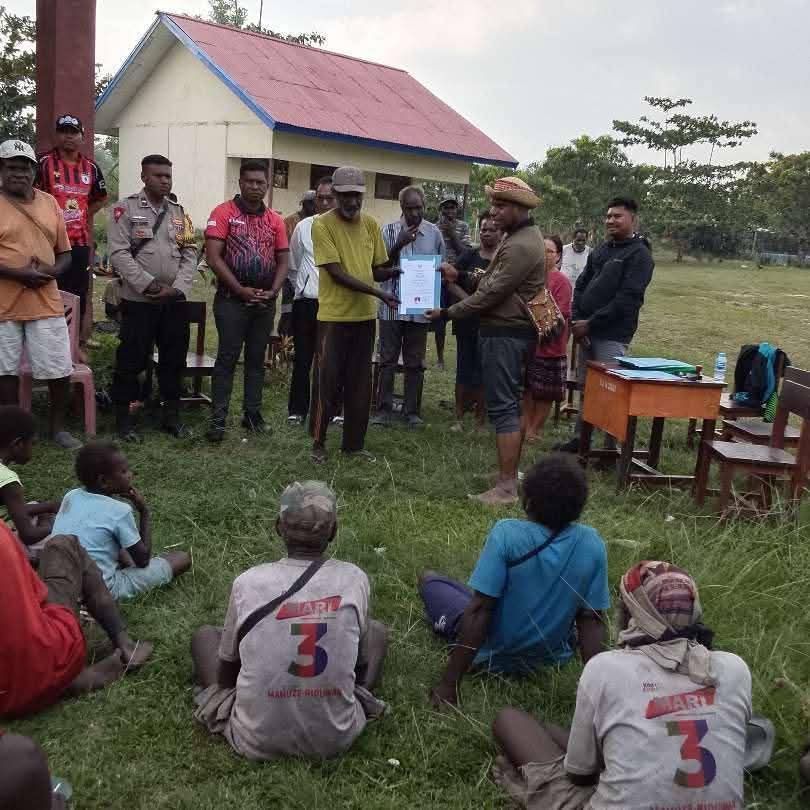 Kadis Pendidikan dan Kebudayaan Kabupaten Merauke, Romanus Kande Kahol saat menyerahkan ijazah kepada anak-anak – Surya Papua/IST