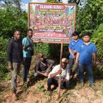 Pemasangan larangan sebagai bentuk dukungan pelestarian hutan adat – Surya Papua/IST