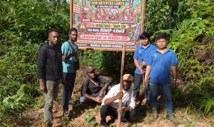 pasang 5 Pemasangan larangan sebagai bentuk dukungan pelestarian hutan adat – Surya Papua/IST