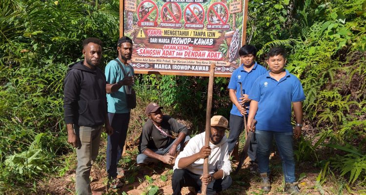 Pemasangan larangan sebagai bentuk dukungan pelestarian hutan adat – Surya Papua/IST