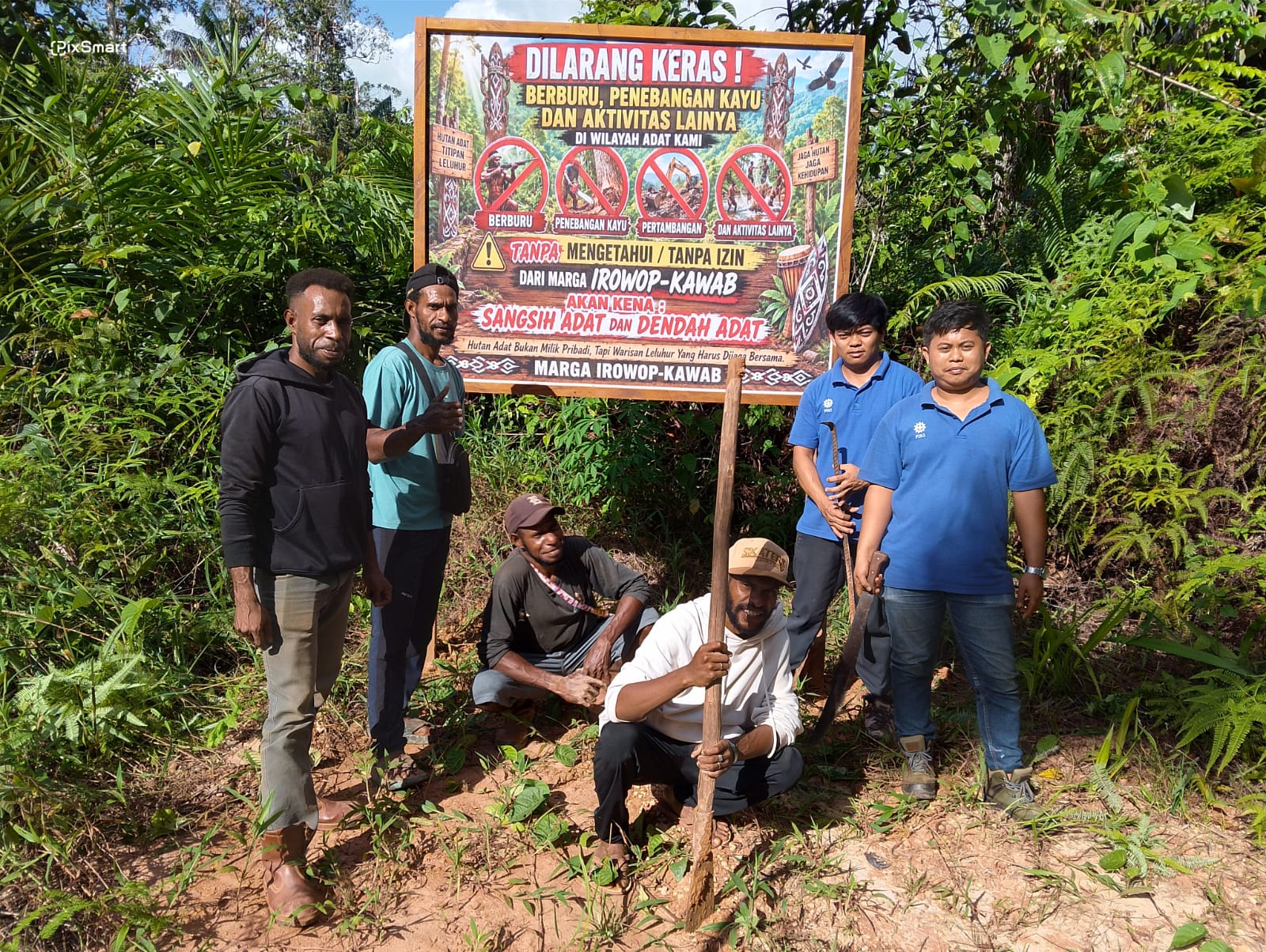 Pemasangan larangan sebagai bentuk dukungan pelestarian hutan adat – Surya Papua/IST