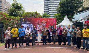 promisi-- Foto bersama disela-sela promosi berbagai hasil kerajinan masyarakat di Papua Selatan – Surya Papua/IST
