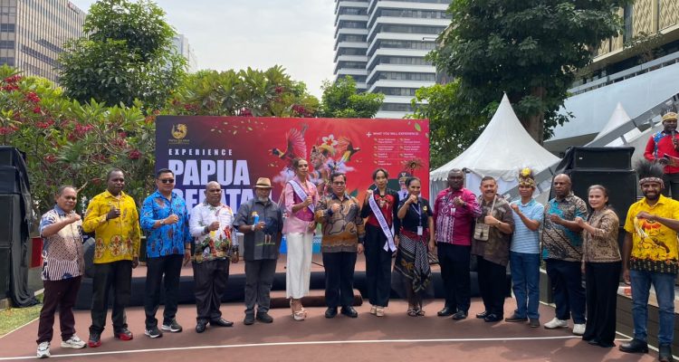 Foto bersama disela-sela promosi berbagai hasil kerajinan masyarakat di Papua Selatan – Surya Papua/IST