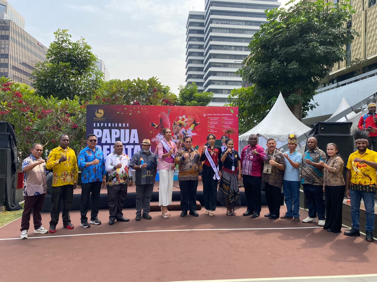Foto bersama disela-sela promosi berbagai hasil kerajinan masyarakat di Papua Selatan – Surya Papua/IST