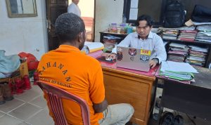 Penyidik Satreskrim Polres Merauke sedang melakukan pemeriksaan terhadap pelaku – Surya Papua/IST