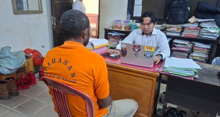Penyidik Satreskrim Polres Merauke sedang melakukan pemeriksaan terhadap pelaku – Surya Papua/IST