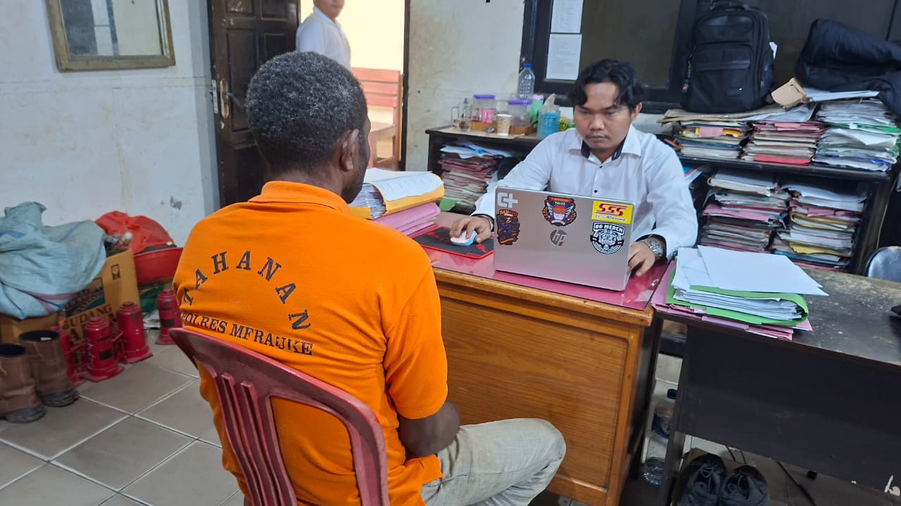 Penyidik Satreskrim Polres Merauke sedang melakukan pemeriksaan terhadap pelaku – Surya Papua/IST