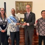 Gubernur Papua Selatan, Apolo Safanpo saat foto bersama Duta Besar United Kingdom-Britania Raya – Surya Papua/IST