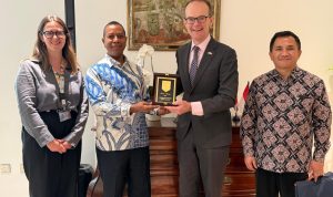 Gubernur Papua Selatan, Apolo Safanpo saat foto bersama Duta Besar United Kingdom-Britania Raya – Surya Papua/IST