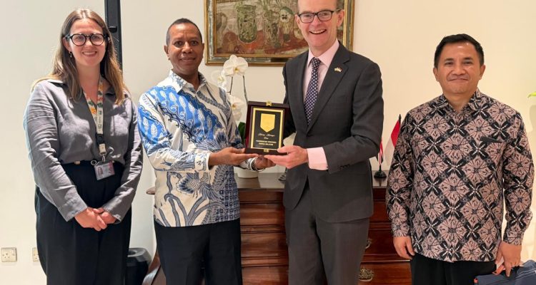 Gubernur Papua Selatan, Apolo Safanpo saat foto bersama Duta Besar United Kingdom-Britania Raya – Surya Papua/IST