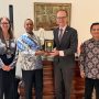 Gubernur Papua Selatan, Apolo Safanpo saat foto bersama Duta Besar United Kingdom-Britania Raya – Surya Papua/IST