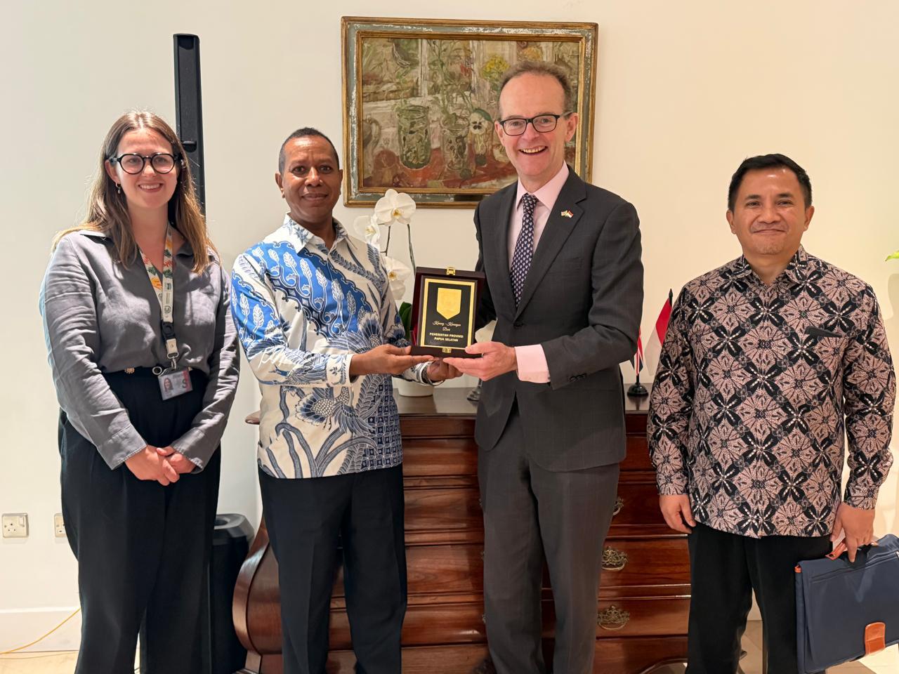 Gubernur Papua Selatan, Apolo Safanpo saat foto bersama Duta Besar United Kingdom-Britania Raya – Surya Papua/IST
