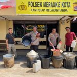 Barang bukti berupa sopi maupun peralatan yang disita dan dibawa ke Polsek Merauke Kota – Surya Papua/IST
