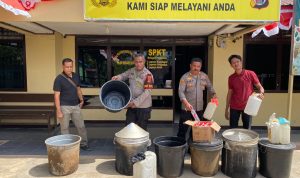 sopian 1 Barang bukti berupa sopi maupun peralatan yang disita dan dibawa ke Polsek Merauke Kota – Surya Papua/IST