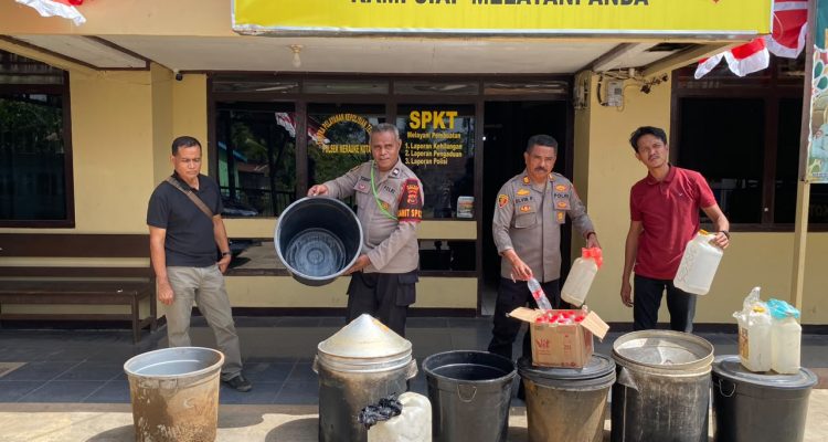 Barang bukti berupa sopi maupun peralatan yang disita dan dibawa ke Polsek Merauke Kota – Surya Papua/IST