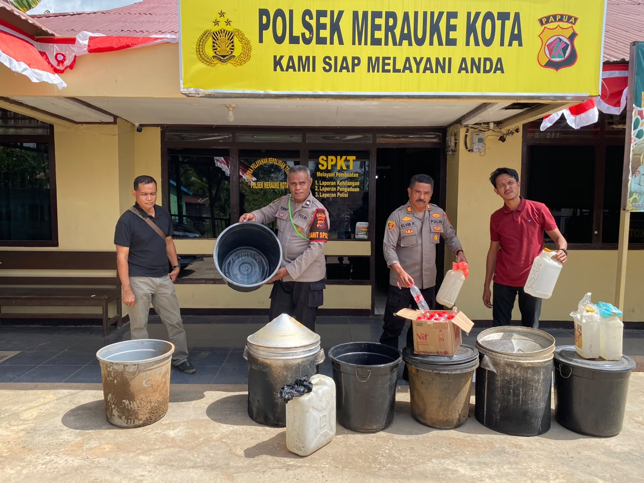 Barang bukti berupa sopi maupun peralatan yang disita dan dibawa ke Polsek Merauke Kota – Surya Papua/IST