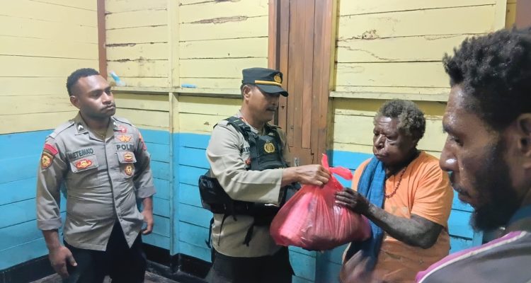 Penyerahan tali asih kepada isteri korban yang tenggelam – Surya Papua/IST