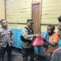 Penyerahan tali asih kepada isteri korban yang tenggelam – Surya Papua/IST