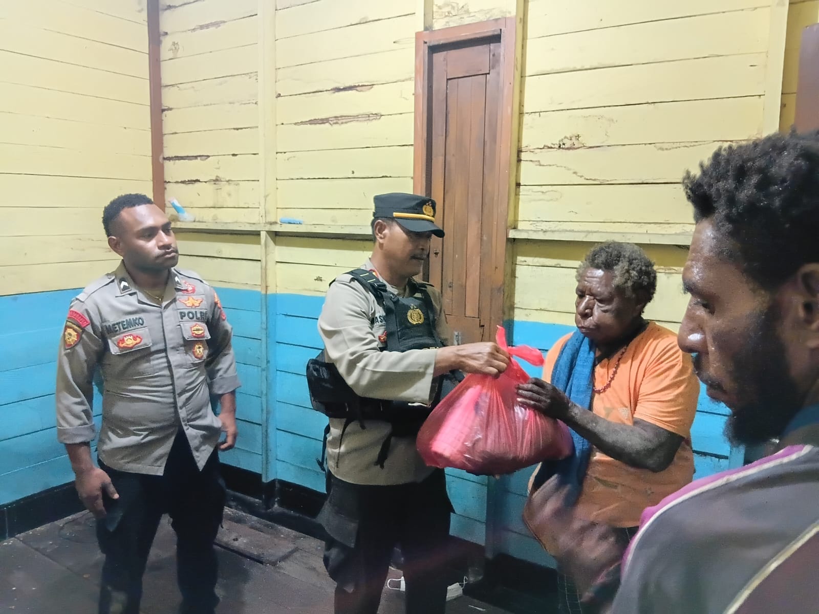 Penyerahan tali asih kepada isteri korban yang tenggelam – Surya Papua/IST
