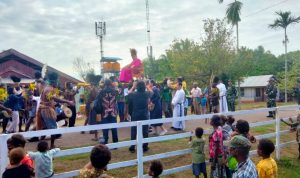 Uskup Agung Merauke, Mgr. Petrus Canisius Mandagi saat ditandu umat – Surya Papua/IST