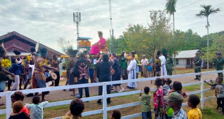 Uskup Agung Merauke, Mgr. Petrus Canisius Mandagi saat ditandu umat – Surya Papua/IST