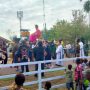 Uskup Agung Merauke, Mgr. Petrus Canisius Mandagi saat ditandu umat – Surya Papua/IST